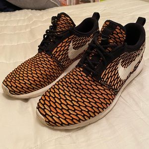LIKE NEW Nike Roshe NM Flyknit ORANGE